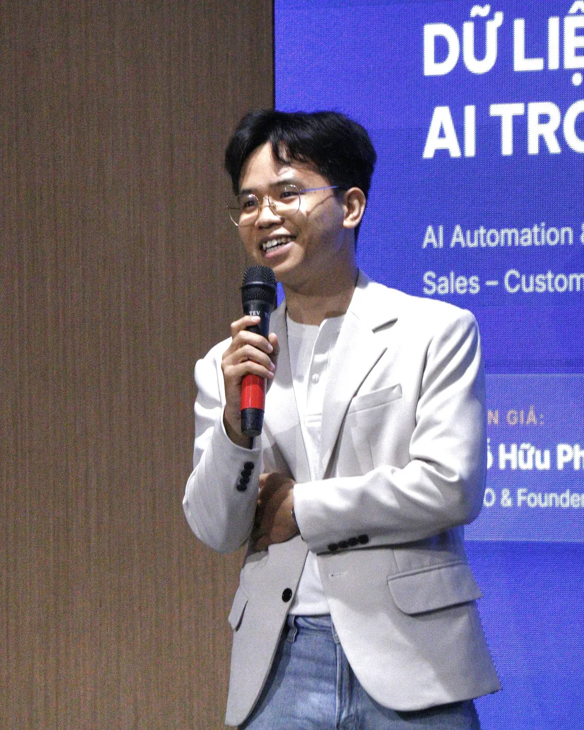 Đỗ Hữu Phi trao đổi tại sự kiện chuyên môn
